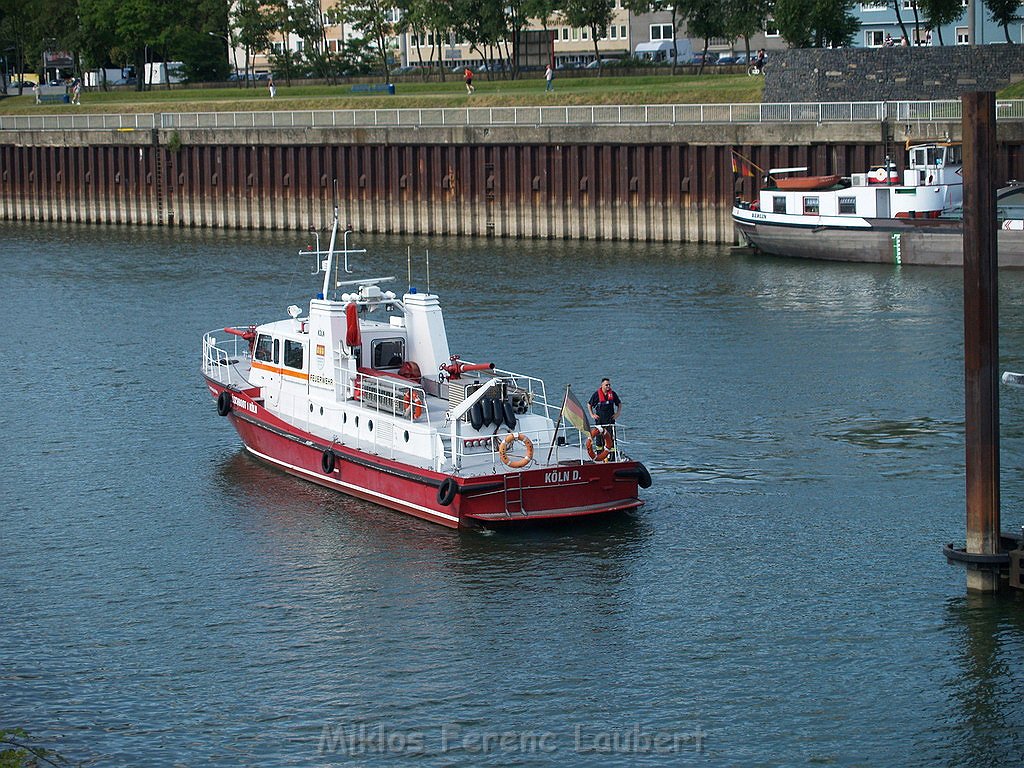 Einsatz Loeschboot Rettungsboot PRhein Koeln Rodenkirchen P32.JPG